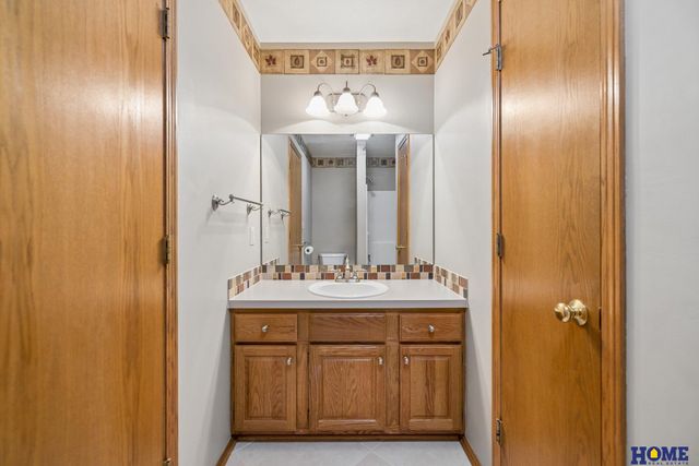6931 Summerset Circle, Lincoln, NE 68516