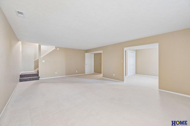 6931 Summerset Circle, Lincoln, NE 68516