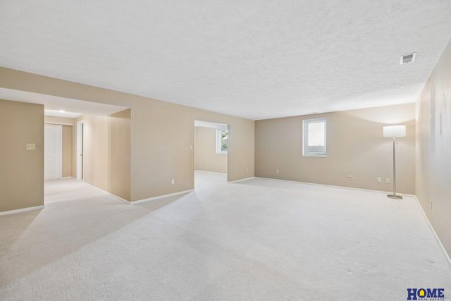 6931 Summerset Circle, Lincoln, NE 68516