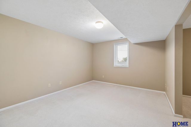 6931 Summerset Circle, Lincoln, NE 68516