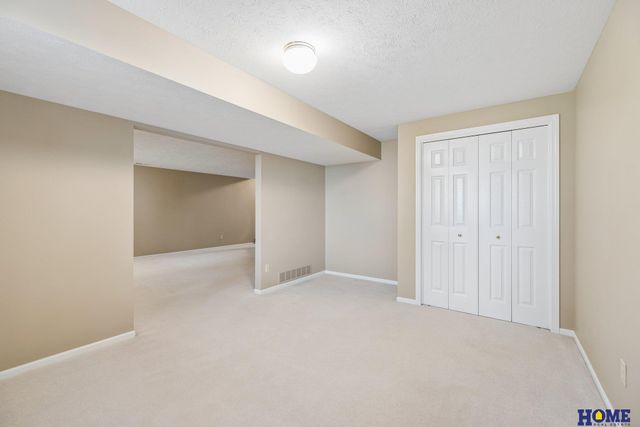 6931 Summerset Circle, Lincoln, NE 68516