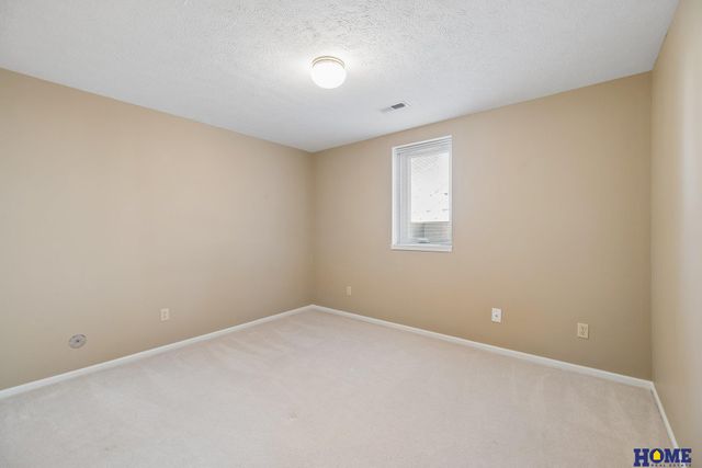 6931 Summerset Circle, Lincoln, NE 68516