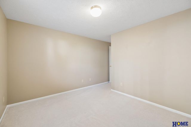 6931 Summerset Circle, Lincoln, NE 68516