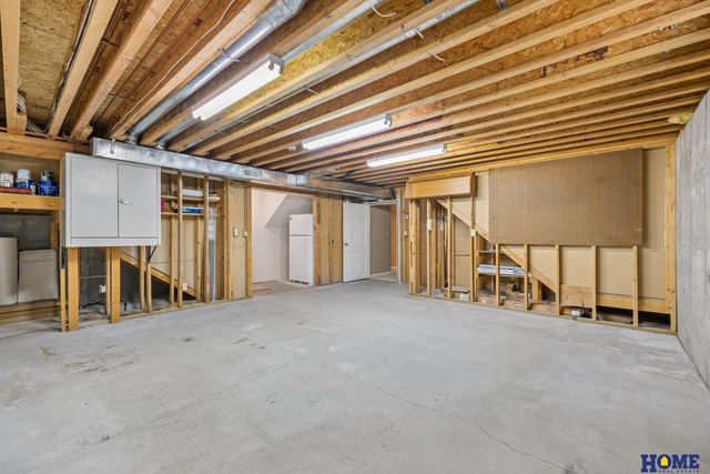 6931 Summerset Circle, Lincoln, NE 68516