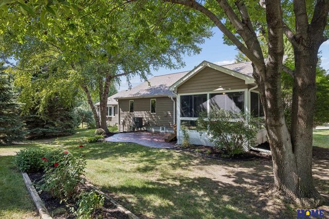6931 Summerset Circle, Lincoln, NE 68516