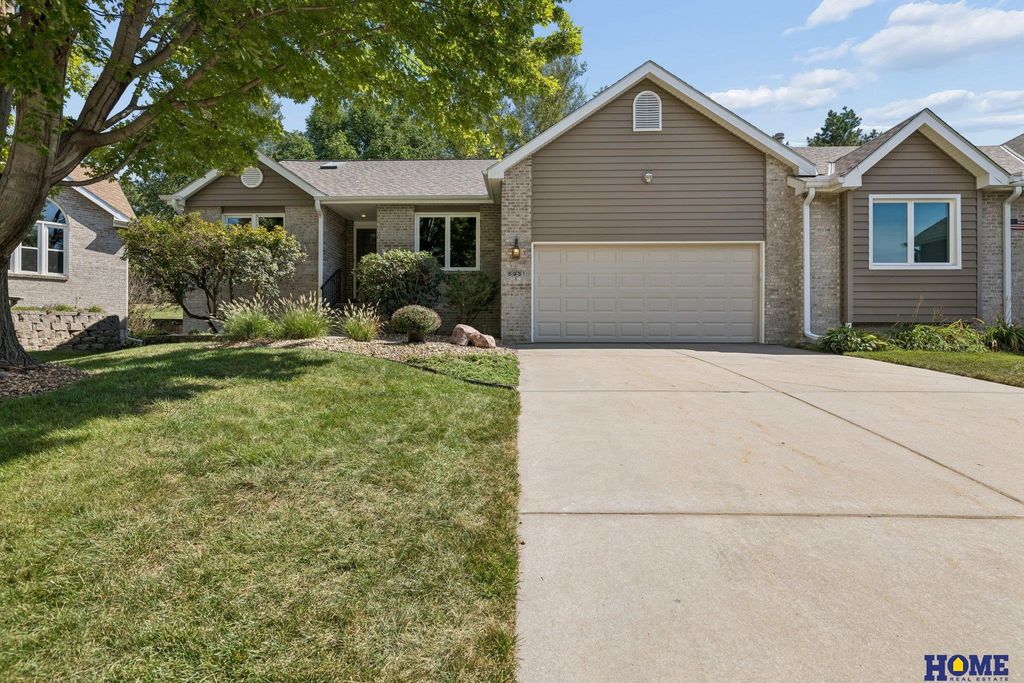 6931 Summerset Circle, Lincoln, NE 68516