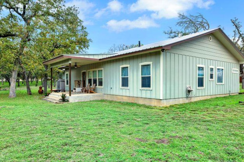 1811 N Llano ST, Fredericksburg, TX 78624