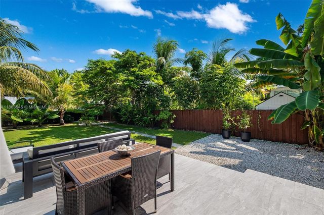 945 NE 82nd St, Miami, FL 33138