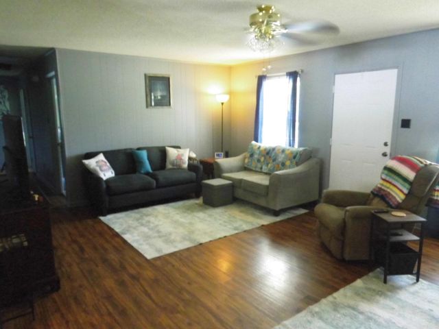 1300 W Woodson Lateral Road, Hensley, AR 72065