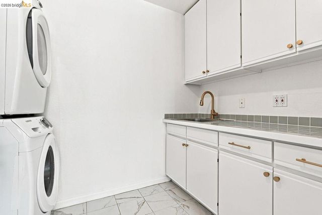 6163 Girvin Dr, Oakland, CA 94611