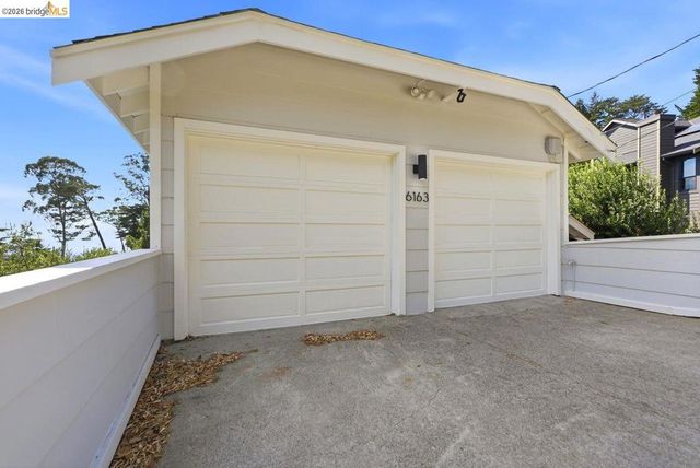 6163 Girvin Dr, Oakland, CA 94611