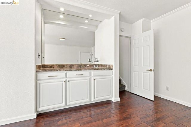 6163 Girvin Dr, Oakland, CA 94611