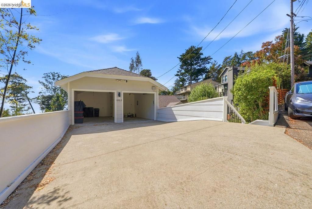 6163 Girvin Dr, Oakland, CA 94611
