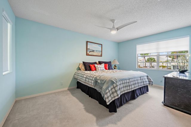 18 Windsor Lane, Palm Beach Gardens, FL 33418