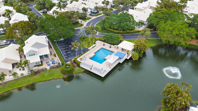 18 Windsor Lane, Palm Beach Gardens, FL 33418
