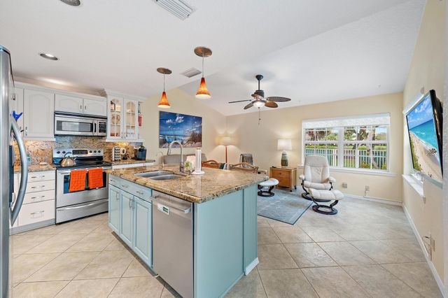 18 Windsor Lane, Palm Beach Gardens, FL 33418