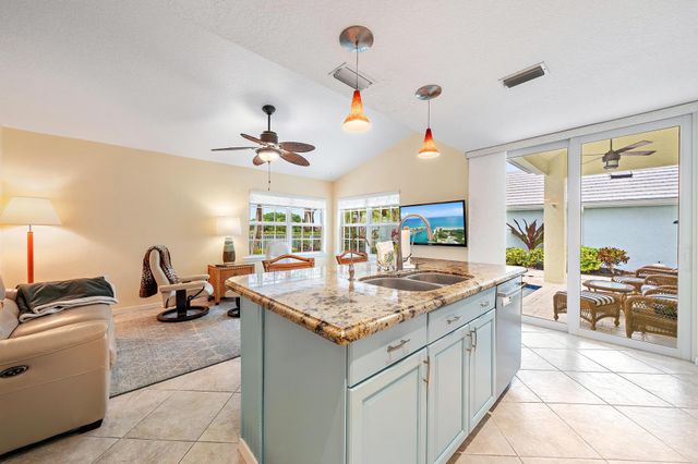 18 Windsor Lane, Palm Beach Gardens, FL 33418