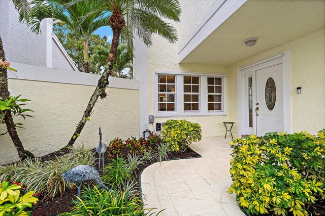 18 Windsor Lane, Palm Beach Gardens, FL 33418