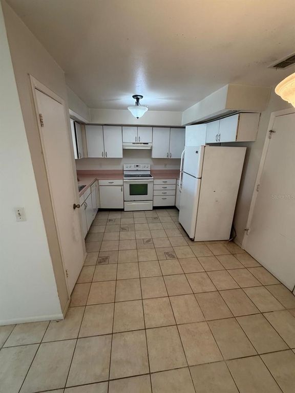 Image 8 of property listing at 1015 OCALA WOODS LANE, Orlando, FL 32824