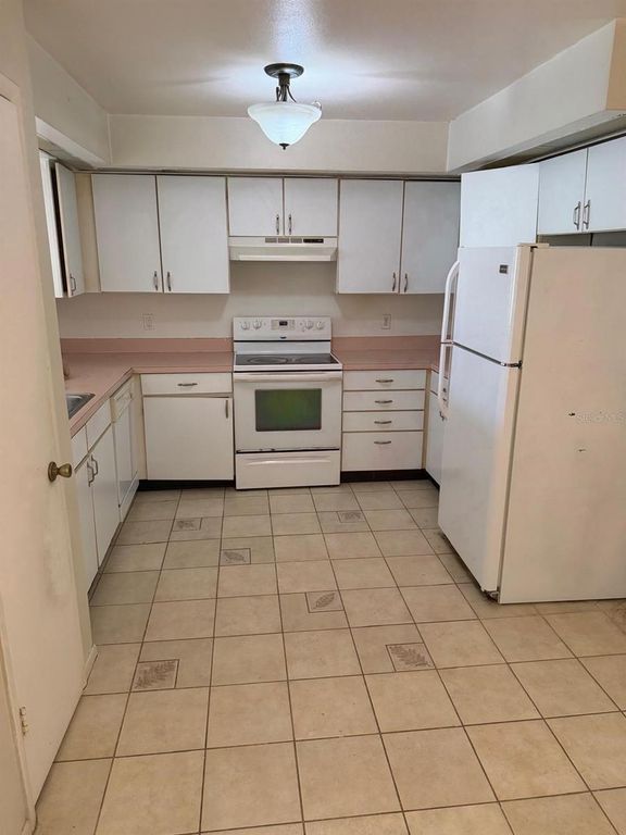 Image 9 of property listing at 1015 OCALA WOODS LANE, Orlando, FL 32824