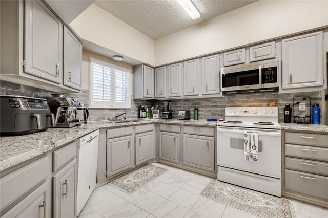 1035 Fountain View Drive, Houston, TX 77057