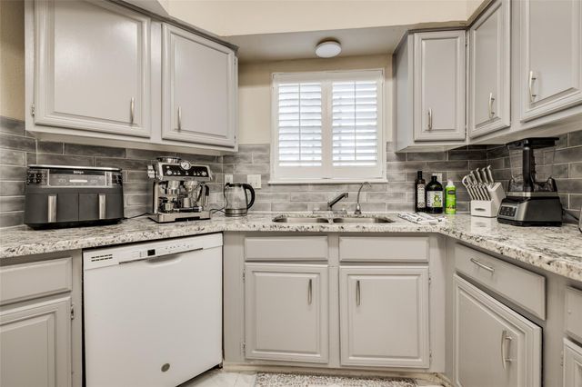 1035 Fountain View Drive, Houston, TX 77057