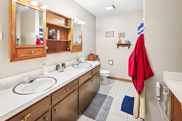 100 Vermeer Road, Pella, IA 50219