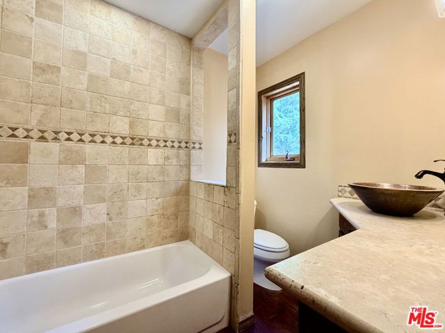 5952 Lubao Avenue, Woodland Hills (los Angeles), CA 91367