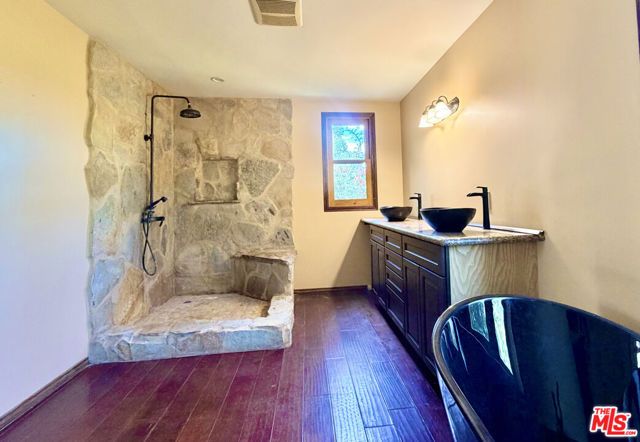 5952 Lubao Avenue, Woodland Hills (los Angeles), CA 91367