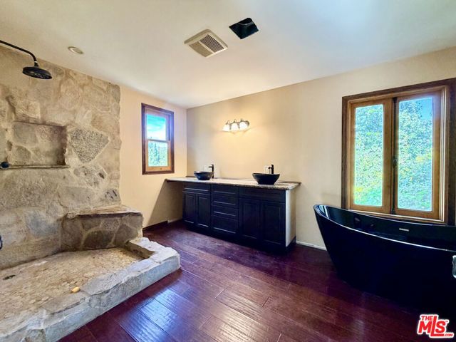 5952 Lubao Avenue, Woodland Hills (los Angeles), CA 91367