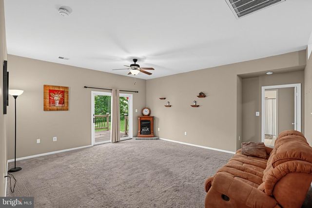 19105 WAYNE DR, Triangle, VA 22172