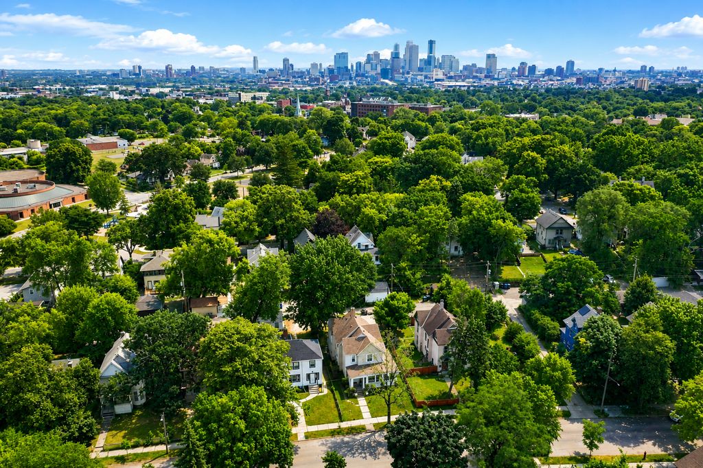 2410 James Avenue N, Minneapolis, MN 55411