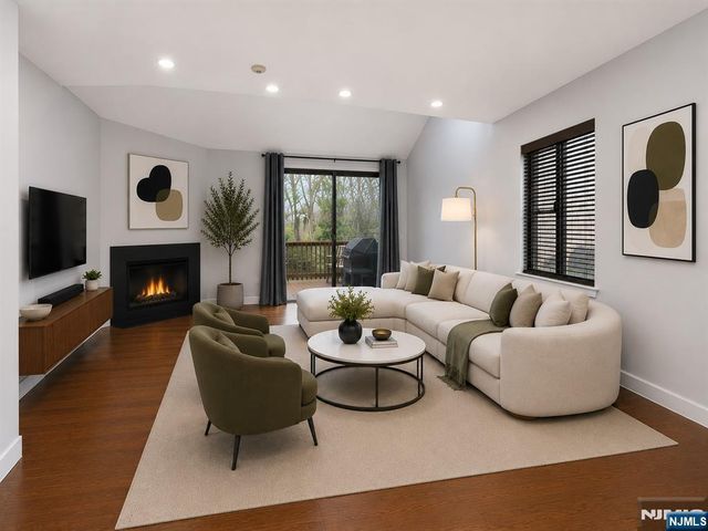 412 Egret Lane, Secaucus, NJ 07094