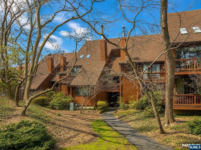 412 Egret Lane, Secaucus, NJ 07094