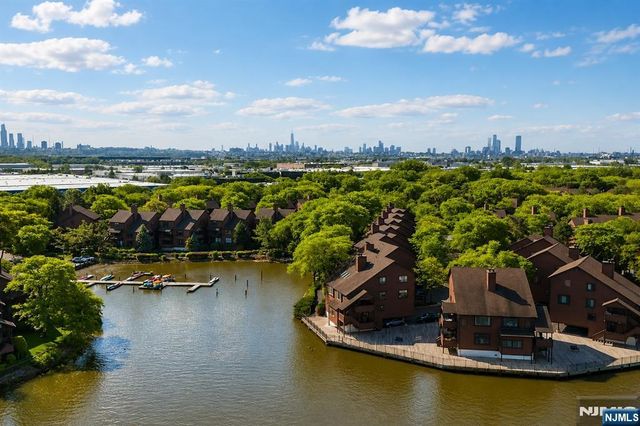 412 Egret Lane, Secaucus, NJ 07094