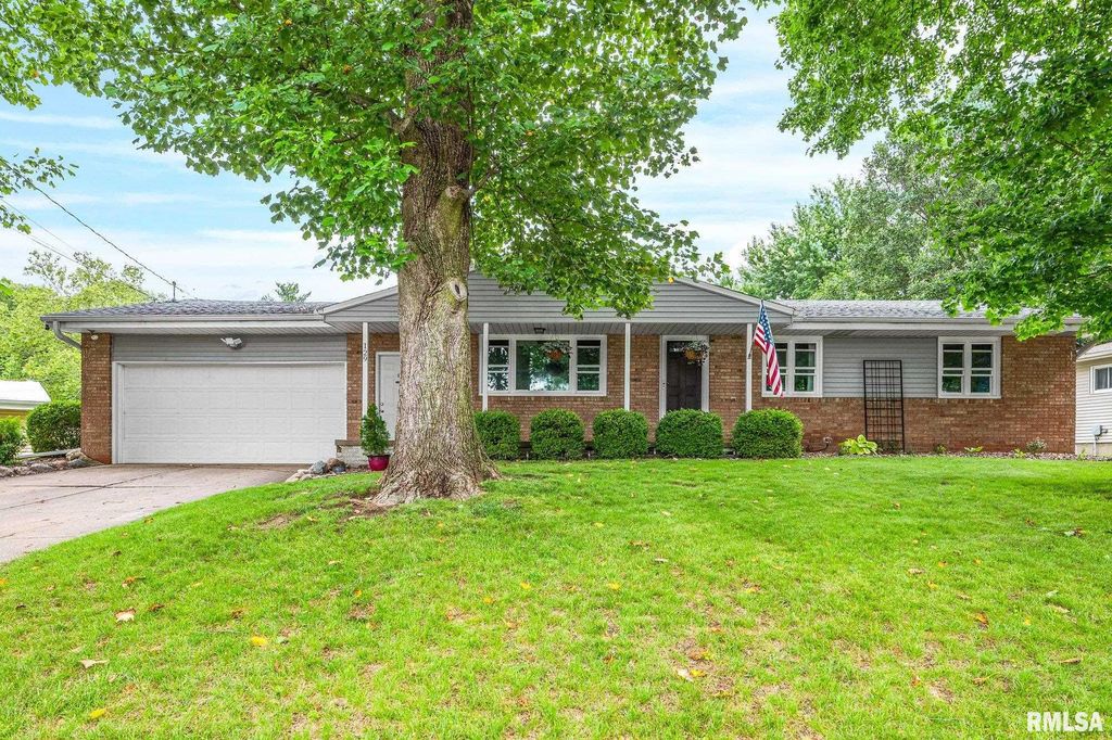 129 NORTHSHORE Drive, Morton, IL 61550