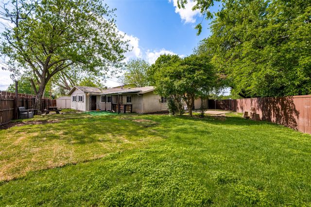 2306 Lakeland Place, Carrollton, TX 75006