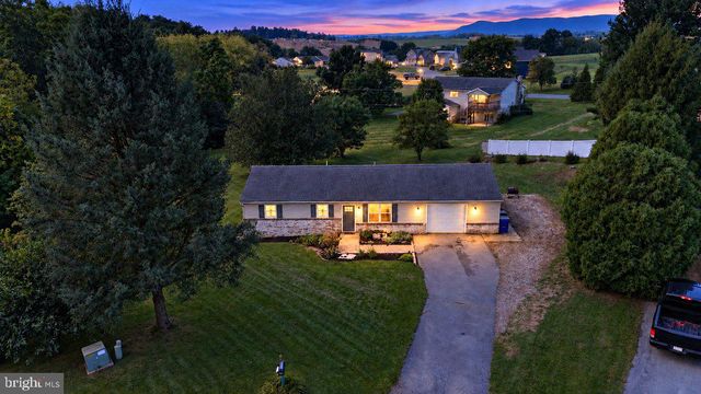 1541 STREAMSIDE DR, Chambersburg, PA 17202