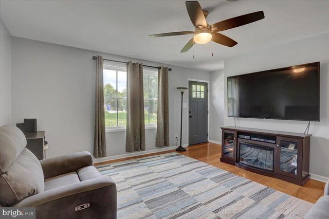 1541 STREAMSIDE DR, Chambersburg, PA 17202