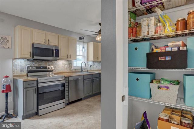 1541 STREAMSIDE DR, Chambersburg, PA 17202