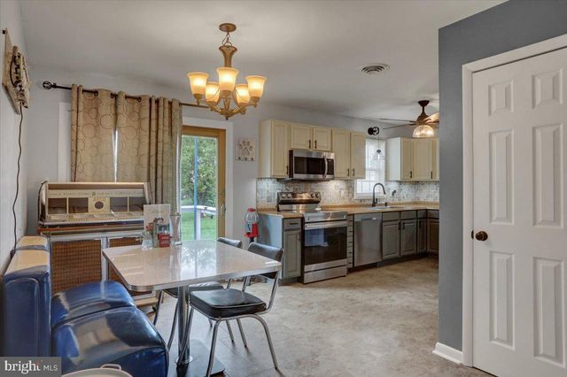 1541 STREAMSIDE DR, Chambersburg, PA 17202