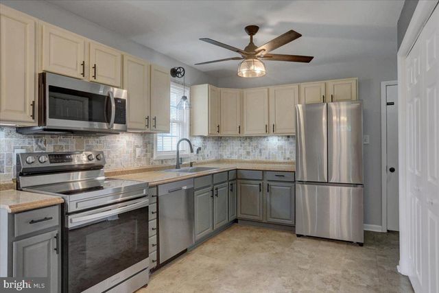 1541 STREAMSIDE DR, Chambersburg, PA 17202