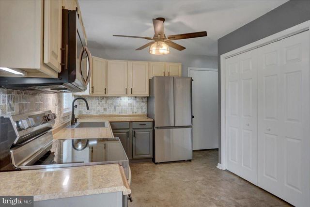 1541 STREAMSIDE DR, Chambersburg, PA 17202