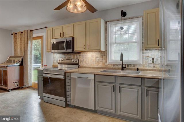 1541 STREAMSIDE DR, Chambersburg, PA 17202