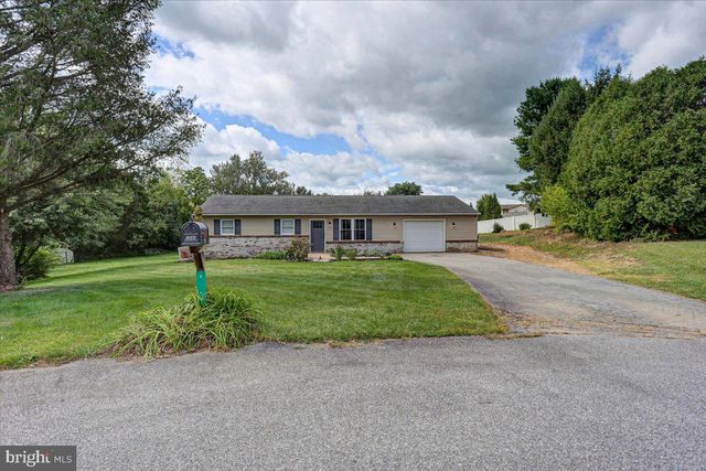 1541 STREAMSIDE DR, Chambersburg, PA 17202