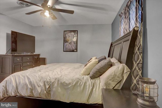 1541 STREAMSIDE DR, Chambersburg, PA 17202