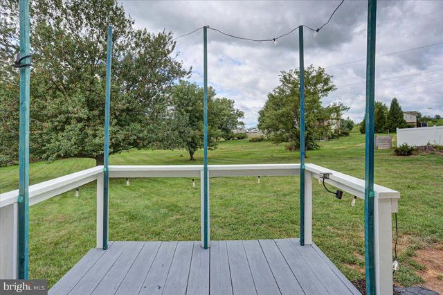 1541 STREAMSIDE DR, Chambersburg, PA 17202