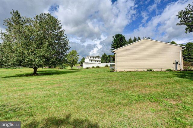1541 STREAMSIDE DR, Chambersburg, PA 17202