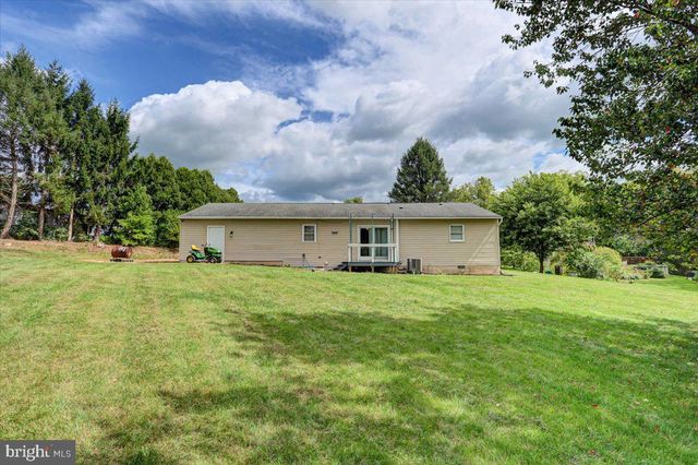 1541 STREAMSIDE DR, Chambersburg, PA 17202