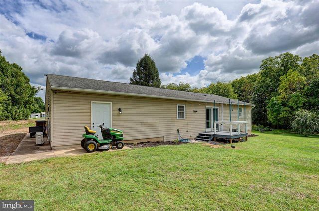 1541 STREAMSIDE DR, Chambersburg, PA 17202